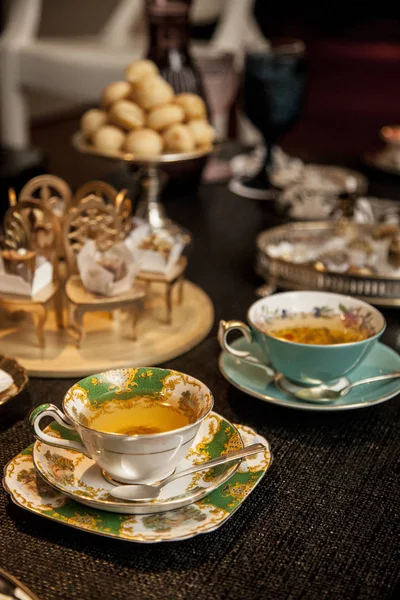 Elegante Teetasse Auf Einem Dunklen Holztisch Ausgefallenes Konzept Für Den — Stockfoto