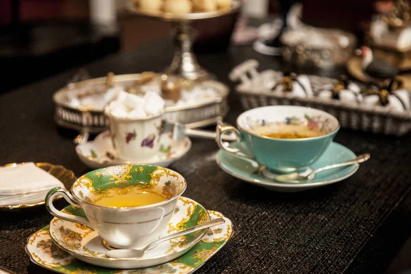 Elegante Teetasse Auf Einem Dunklen Holztisch Ausgefallenes Konzept Für Den — Stockfoto