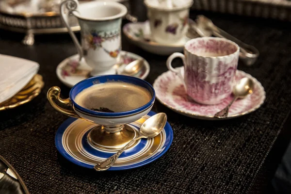 Elegante Kaffeetasse Auf Einem Dunklen Holztisch Phantasievolles Kaffeekränzchen Konzept — Stockfoto