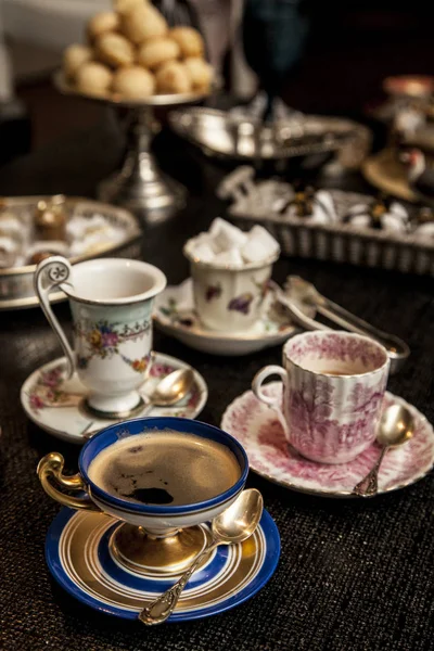 Elegante Kaffeetasse Auf Einem Dunklen Holztisch Phantasievolles Kaffeekränzchen Konzept — Stockfoto