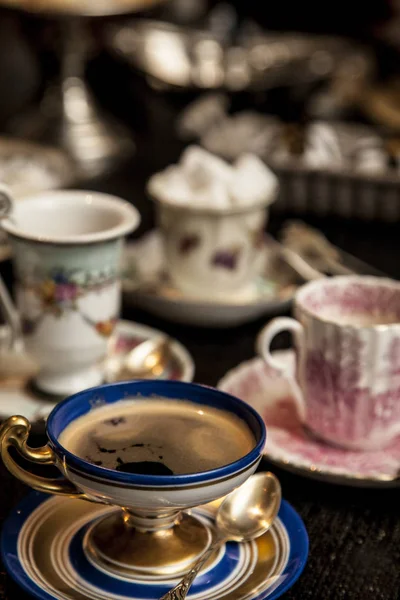 Elegante Kaffeetasse Auf Einem Dunklen Holztisch Phantasievolles Kaffeekränzchen Konzept — Stockfoto