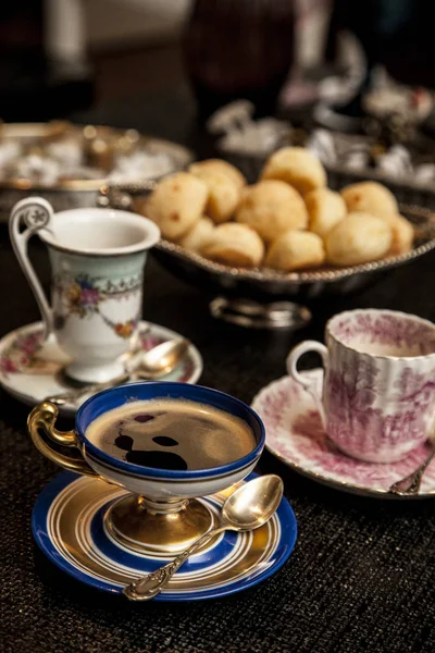 Elegante Kaffeetasse Auf Einem Dunklen Holztisch Phantasievolles Kaffeekränzchen Konzept — Stockfoto