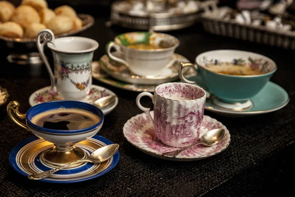 Elegante Kaffeetasse Auf Einem Dunklen Holztisch Phantasievolles Kaffeekränzchen Konzept — Stockfoto