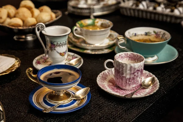 Elegante Kaffeetasse Auf Einem Dunklen Holztisch Phantasievolles Kaffeekränzchen Konzept — Stockfoto