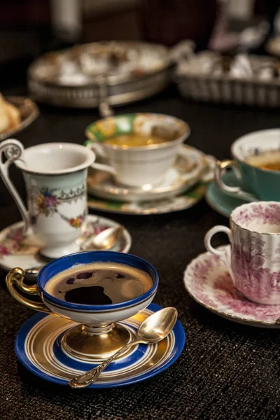 Elegante Kaffeetasse Auf Einem Dunklen Holztisch Phantasievolles Kaffeekränzchen Konzept — Stockfoto