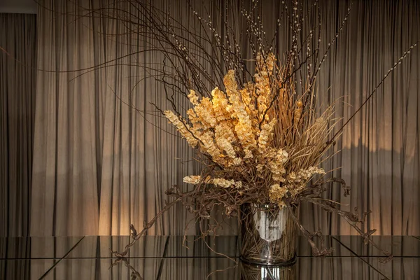 Vaso Vidro Extravagante Com Flores Secas Cima Uma Mesa Espelho — Fotografia de Stock