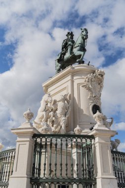 Güzel görüntüsü kare ticaret Kral Jose heykeli (Praça Comercio) Lizbon, Portekiz