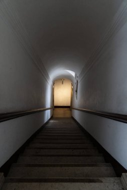 merdiven çıkmak aşağı gidiyor