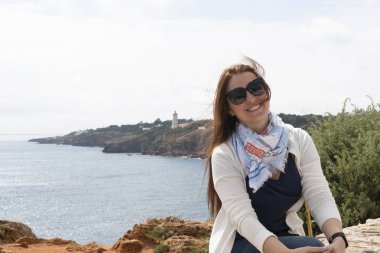 Şeytanın gırtlağı, kaya oluşumu Cascais, Portekiz önünde poz kadın