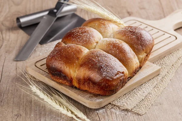 Brasilianisches Hausgemachtes Brot Auf Einer Hölzernen Arbeitsplatte Mit Mehl Über — Stockfoto