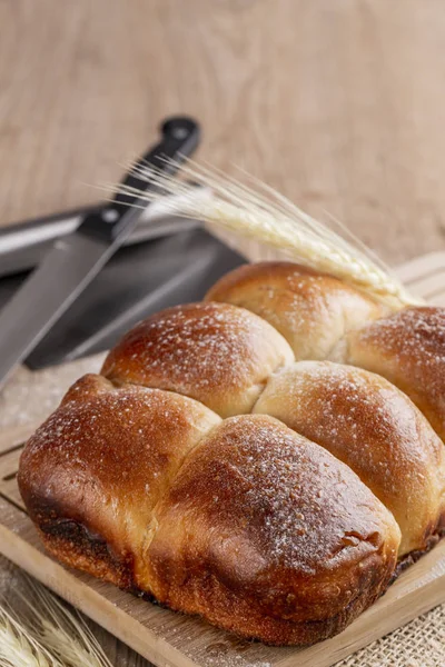 Brasilianisches Hausgemachtes Brot Auf Einer Hölzernen Arbeitsplatte Mit Mehl Über — Stockfoto