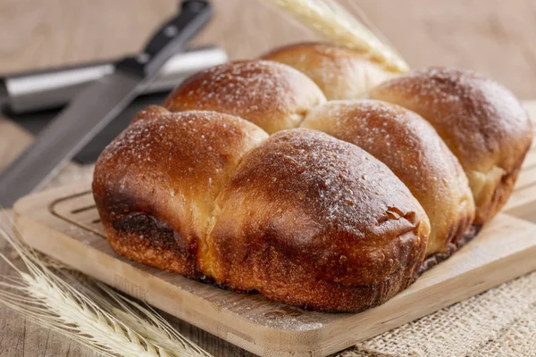 Brasilianisches Hausgemachtes Brot Auf Einer Hölzernen Arbeitsplatte Mit Mehl Über — Stockfoto