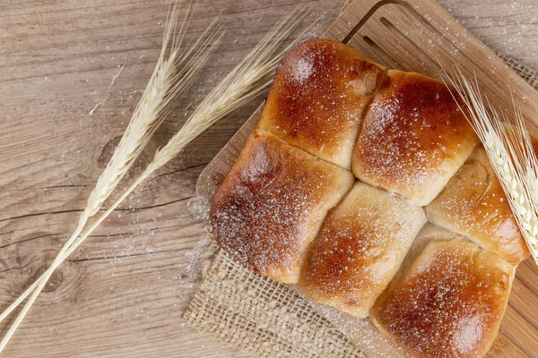 小麦粉と 木製のカウンター上にブラジル自家製のパンにはカウンターと小麦が コピー スペース — ストック写真