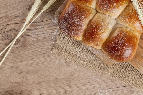 Brasilianisches Hausgemachtes Brot Auf Einer Hölzernen Arbeitsplatte Mit Mehl Über — Stockfoto