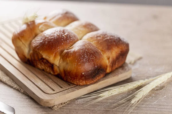 Brasilianska Hembakat Bröd Ovanpå Trä Bänkskiva Med Mjöl Sprid Över — Stockfoto