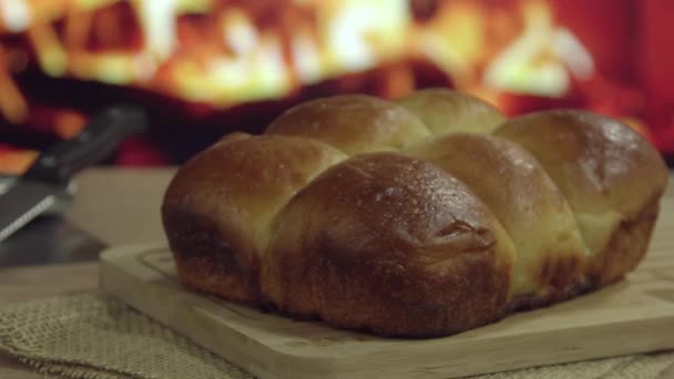 Brasilianisches Selbstgebackenes Brot Auf Einer Hölzernen Arbeitsplatte Vor Dem Feuer — Stockvideo