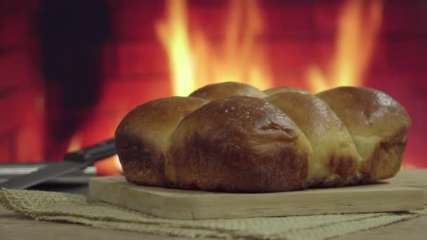 Brasilianisches Selbstgebackenes Brot Auf Einer Hölzernen Arbeitsplatte Vor Dem Feuer — Stockvideo