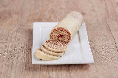 Bolo de rolo (İsviçre rulo, rulo kek) tipik Brezilya, gelen tatlı Pernambuco devlet. Dilimli kek rulo ile Guava hamur dolu.