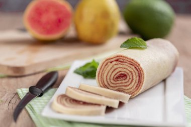 Bolo de rolo (İsviçre rulo, rulo kek) tipik Brezilya, gelen tatlı Pernambuco devlet. Dilimli kek rulo ile Guava hamur dolu.