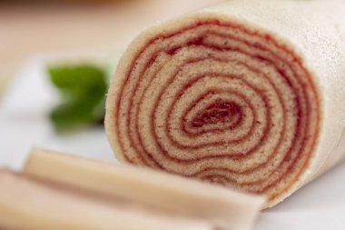Bolo de rolo (İsviçre rulo, rulo kek) tipik Brezilya, gelen tatlı Pernambuco devlet. Dilimli kek rulo ile Guava hamur dolu.