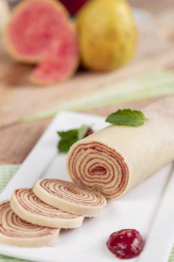 Bolo de rolo (İsviçre rulo, rulo kek) tipik Brezilya, gelen tatlı Pernambuco devlet. Dilimli kek rulo ile Guava hamur dolu.