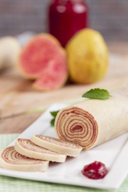 Bolo de rolo (İsviçre rulo, rulo kek) tipik Brezilya, gelen tatlı Pernambuco devlet. Dilimli kek rulo ile Guava hamur dolu.