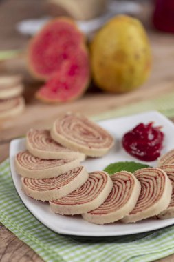 Bolo de rolo (İsviçre rulo, rulo kek) tipik Brezilya, gelen tatlı Pernambuco devlet. Dilimli kek rulo ile Guava hamur dolu.