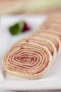 Bolo de rolo (İsviçre rulo, rulo kek) tipik Brezilya, gelen tatlı Pernambuco devlet. Dilimli kek rulo ile Guava hamur dolu.