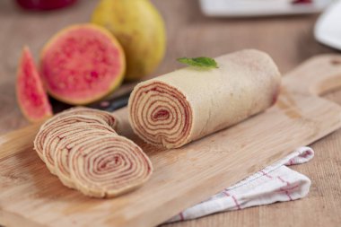 Bolo de rolo (İsviçre rulo, rulo kek) tipik Brezilya, gelen tatlı Pernambuco devlet. Dilimli kek rulo ile Guava hamur dolu.