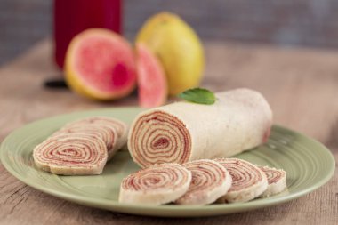 Bolo de rolo (İsviçre rulo, rulo kek) tipik Brezilya, gelen tatlı Pernambuco devlet. Dilimli kek rulo ile Guava hamur dolu.
