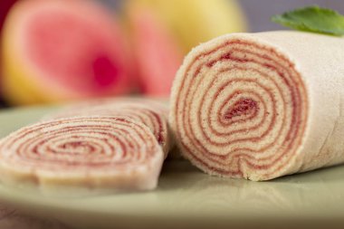 Bolo de rolo (İsviçre rulo, rulo kek) tipik Brezilya, gelen tatlı Pernambuco devlet. Dilimli kek rulo ile Guava hamur dolu.