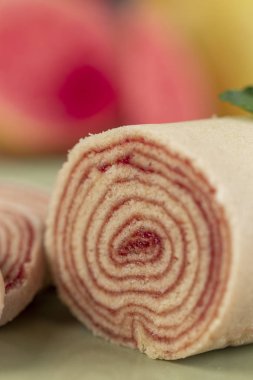 Bolo de rolo (İsviçre rulo, rulo kek) tipik Brezilya, gelen tatlı Pernambuco devlet. Dilimli kek rulo ile Guava hamur dolu.