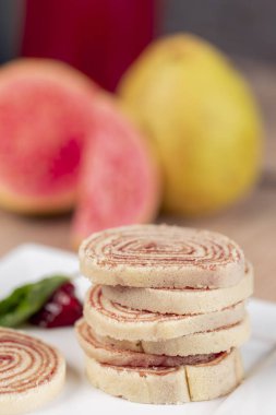 Bolo de rolo (İsviçre rulo, rulo kek) tipik Brezilya, gelen tatlı Pernambuco devlet. Dilimli kek rulo ile Guava hamur dolu.