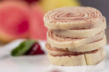 Bolo de rolo (İsviçre rulo, rulo kek) tipik Brezilya, gelen tatlı Pernambuco devlet. Dilimli kek rulo ile Guava hamur dolu.