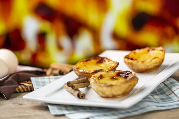 전형적인 포르투갈 커스터드 파스텔 파스텔 전통적인 포르투갈 과자입니다 화재가 — 스톡 사진