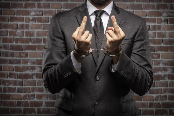 Brezilyalı adam para bir kelepçe ile faturalar bir hapiste tutan. yolsuzluk, yozlaşmış siyasetçiler, yasadışı işletmeler kavramı. tuğla arka plan.