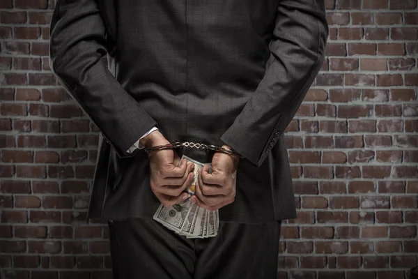 Brasiliansk Man Håller Räkningar Pengar Med Handboja Ett Fängelse Begreppet — Stockfoto