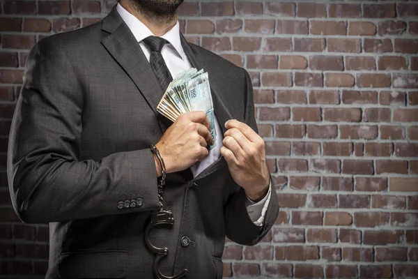巴西男子拿着钱的账单带着手铐在监狱里 腐败的概念 腐败的政客 非法的企业 砖背景 — 图库照片