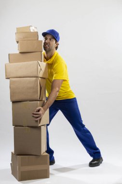 Beyaz arka planda Brezilyalı postacı