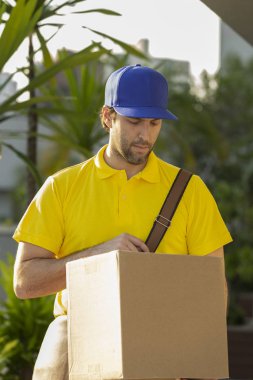 Brezilyalı postacı bir paket teslim.