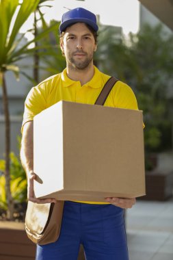Brezilyalı postacı bir paket teslim.