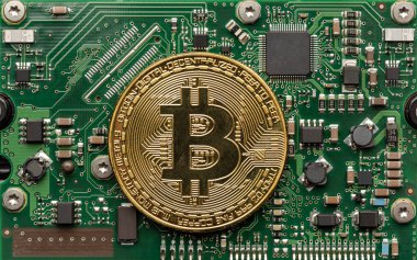 Devre kartının üstünde fiziksel bitcoin.