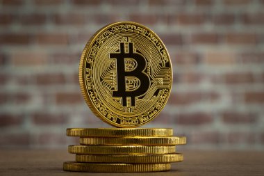 fiziksel bitcoin bir Tuğla wal önünde ahşap bir masada duran