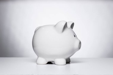 Beyaz masa üzerinde beyaz kumbara