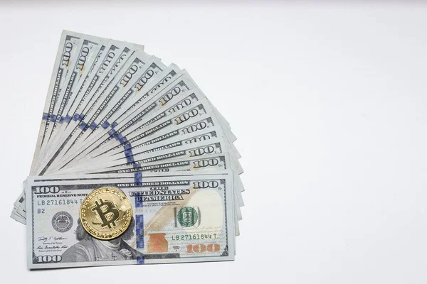 Bitmincovní mince na vrcholu dolarových směnek. — Stock fotografie