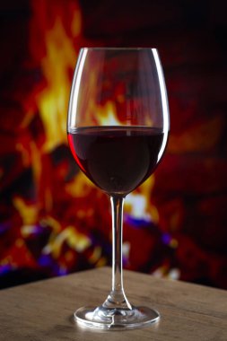 Şömine önünde Bir Kadeh Şarap