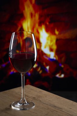 Şömine önünde Bir Kadeh Şarap