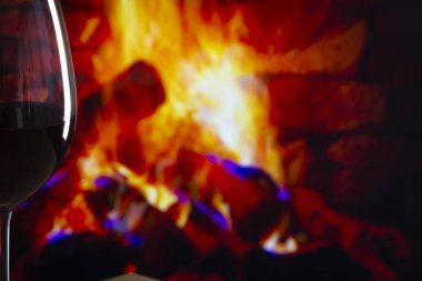 Şömine önünde Bir Kadeh Şarap