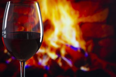 Şömine önünde Bir Kadeh Şarap