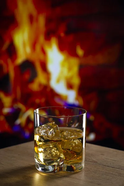 Glas whisky voor een open haard — Stockfoto